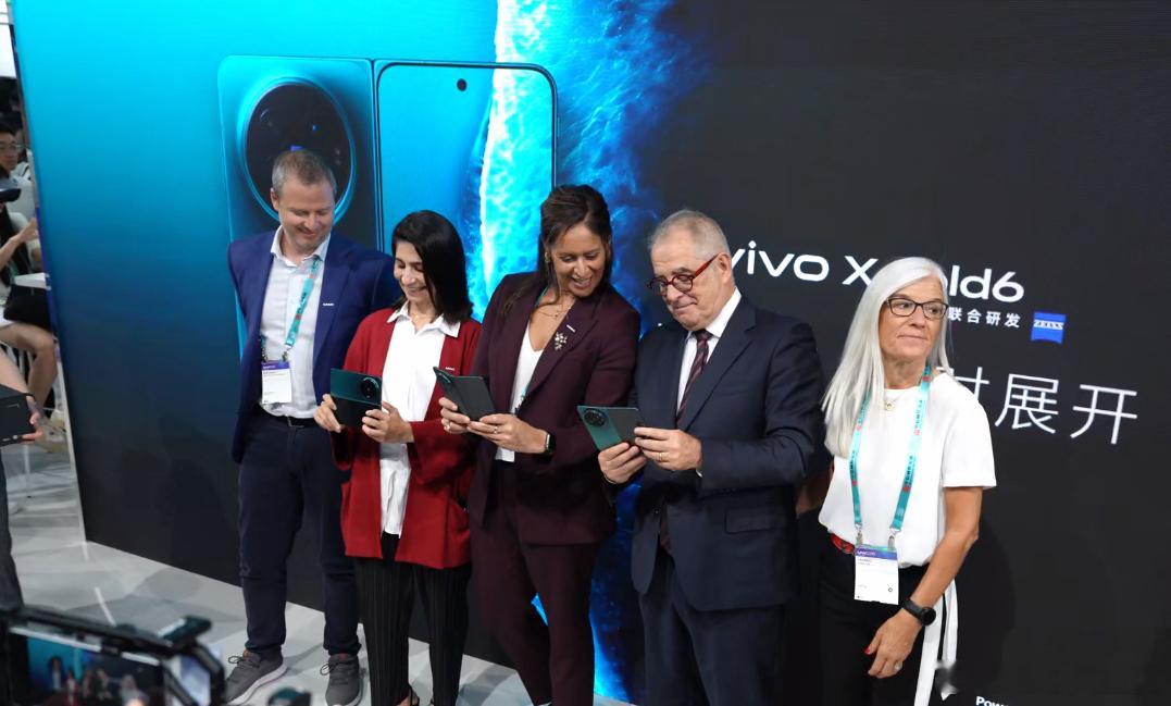 MWC26现场vivo展台人气是真高啊，好多西班牙代表团的朋友停下脚步体验新机v