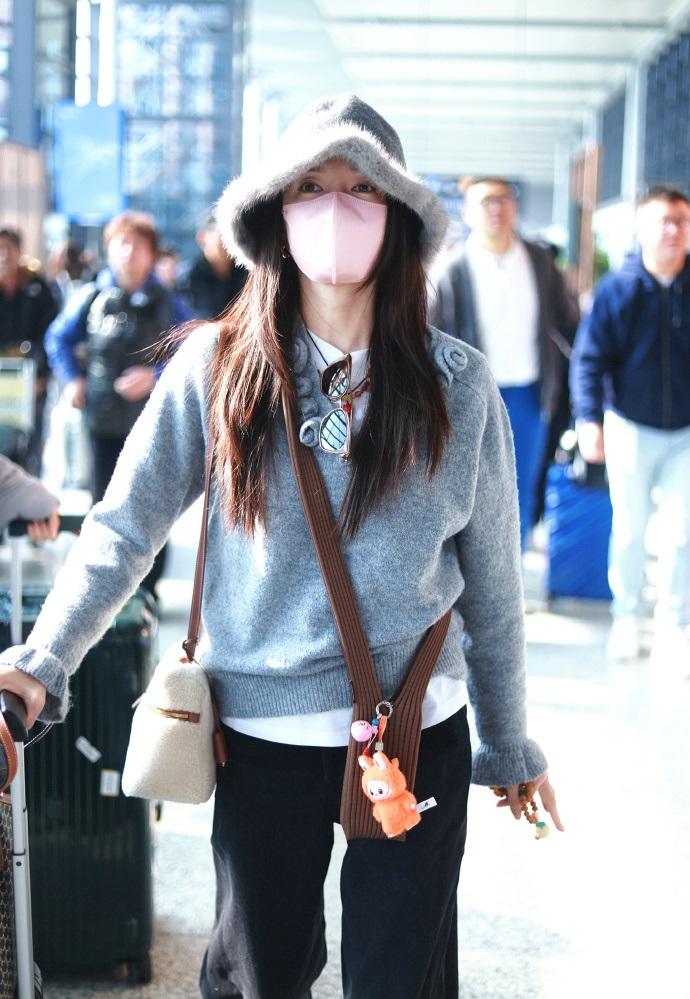 最近江疏影现身机场，她这回搭配的格外年轻，看上去非常时尚，而且气质也不错。

江