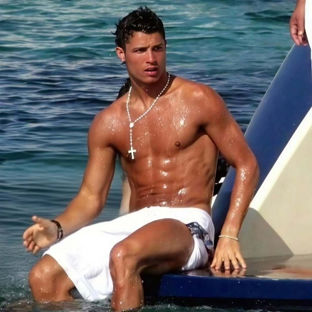 C罗c罗 晒得黝黑红亮的卷毛海上度假 