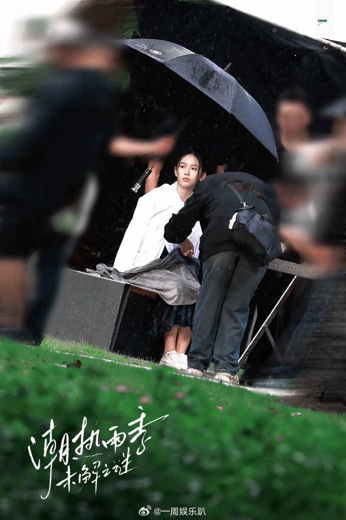 周也林诗兰忧郁感溢出屏幕周也林诗兰自带雨季破碎感无数次循环重逢，彼此抚慰伤痛慢慢