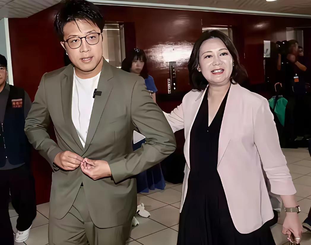 此场景发生于2026年台北市长选举造势期间，高嘉瑜作为“学姐”力挺“学弟”沈伯洋