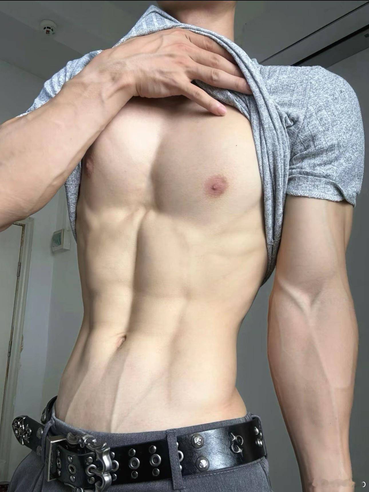 腹肌摸起来是硬邦邦还是紧实Q弹的 