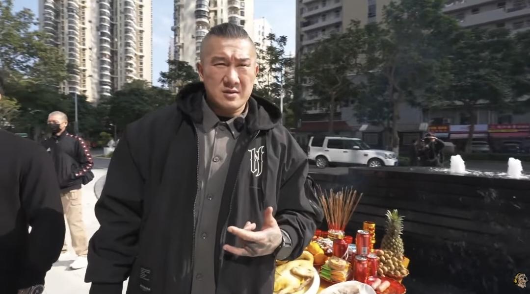 12月26日，馆长抵达厦门，到自己的电商公司剪彩。
馆长透露，将会在27日上午十