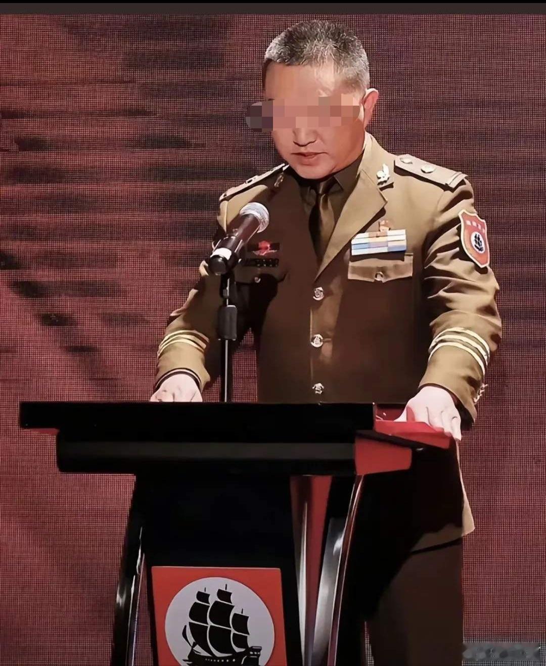 如果只看图一这一张，还真有点像楚云飞穿的那一套，当然楚云飞这一套其实不伦不类[允
