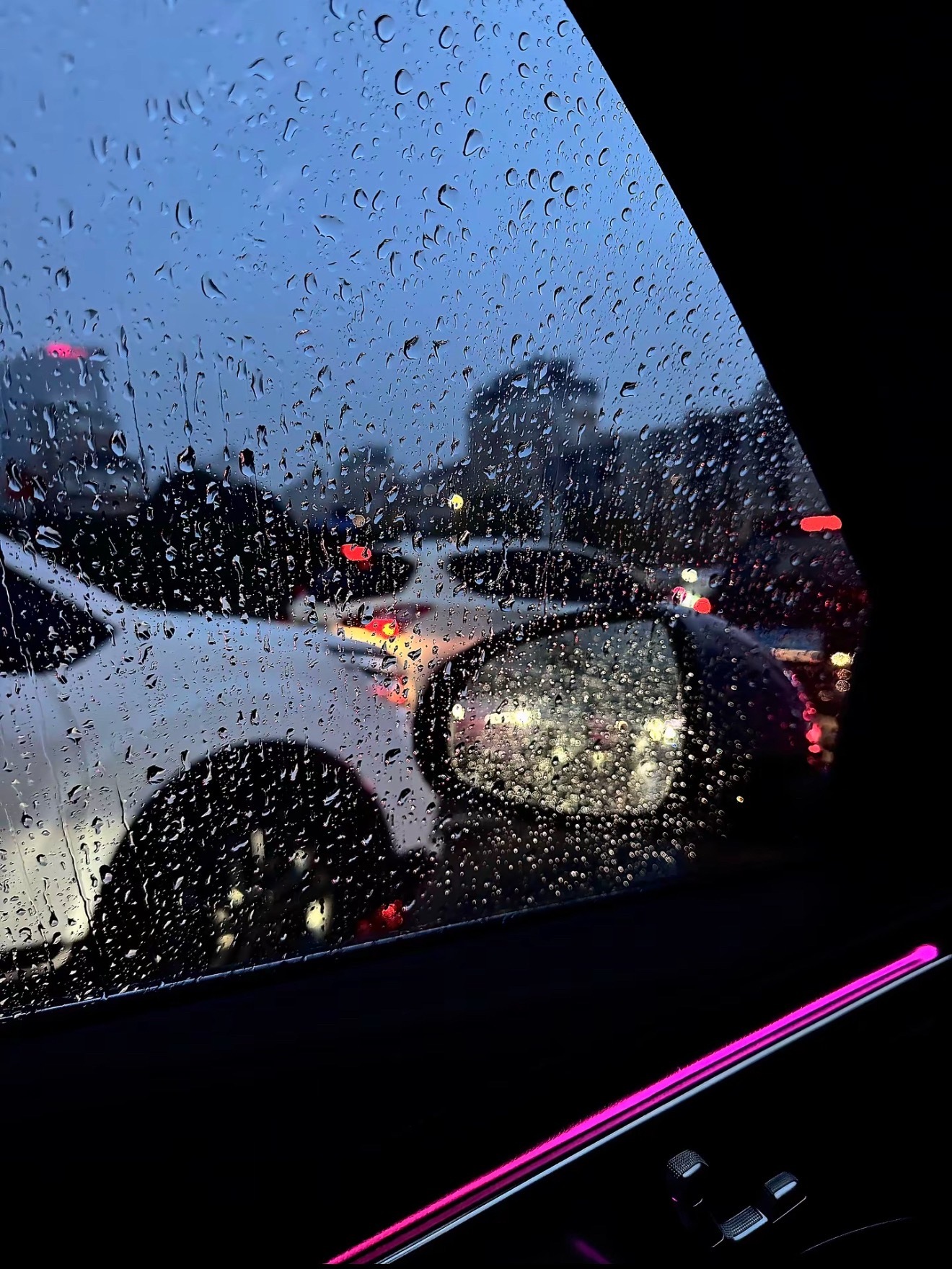 每当下雨才明白车的重要性以前总觉得买车没什么必要，地铁公交挺方便的，打车也随时能
