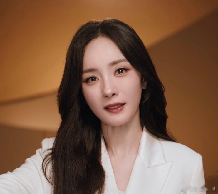 杨幂白色西装美出新高度对这个杨幂没招了 杨幂最新的白西装造型直接封神！简约的白色