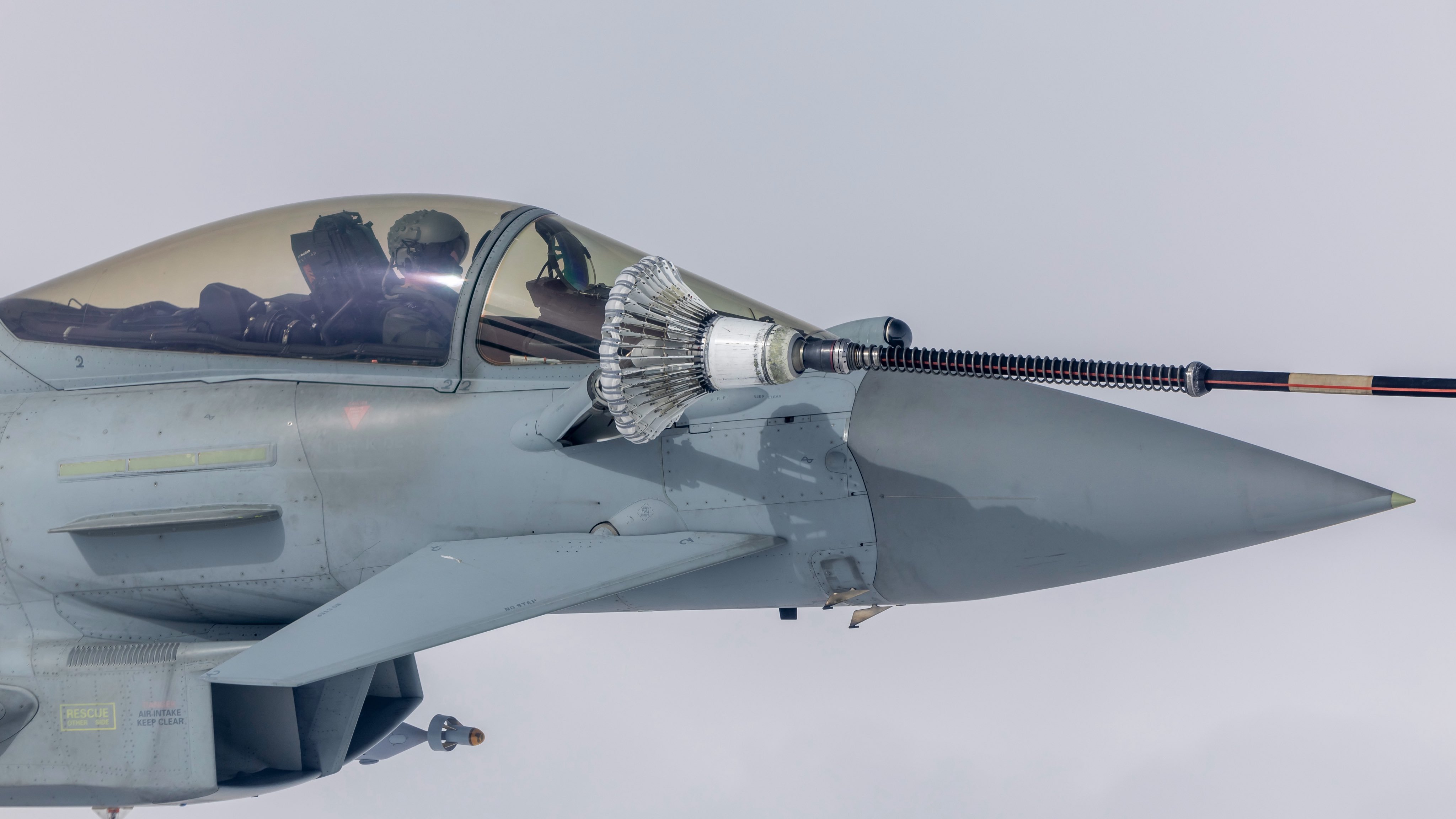 正在中东执行任务的英国皇家空军台风FGR4战斗机，由A330-243MRTT“航