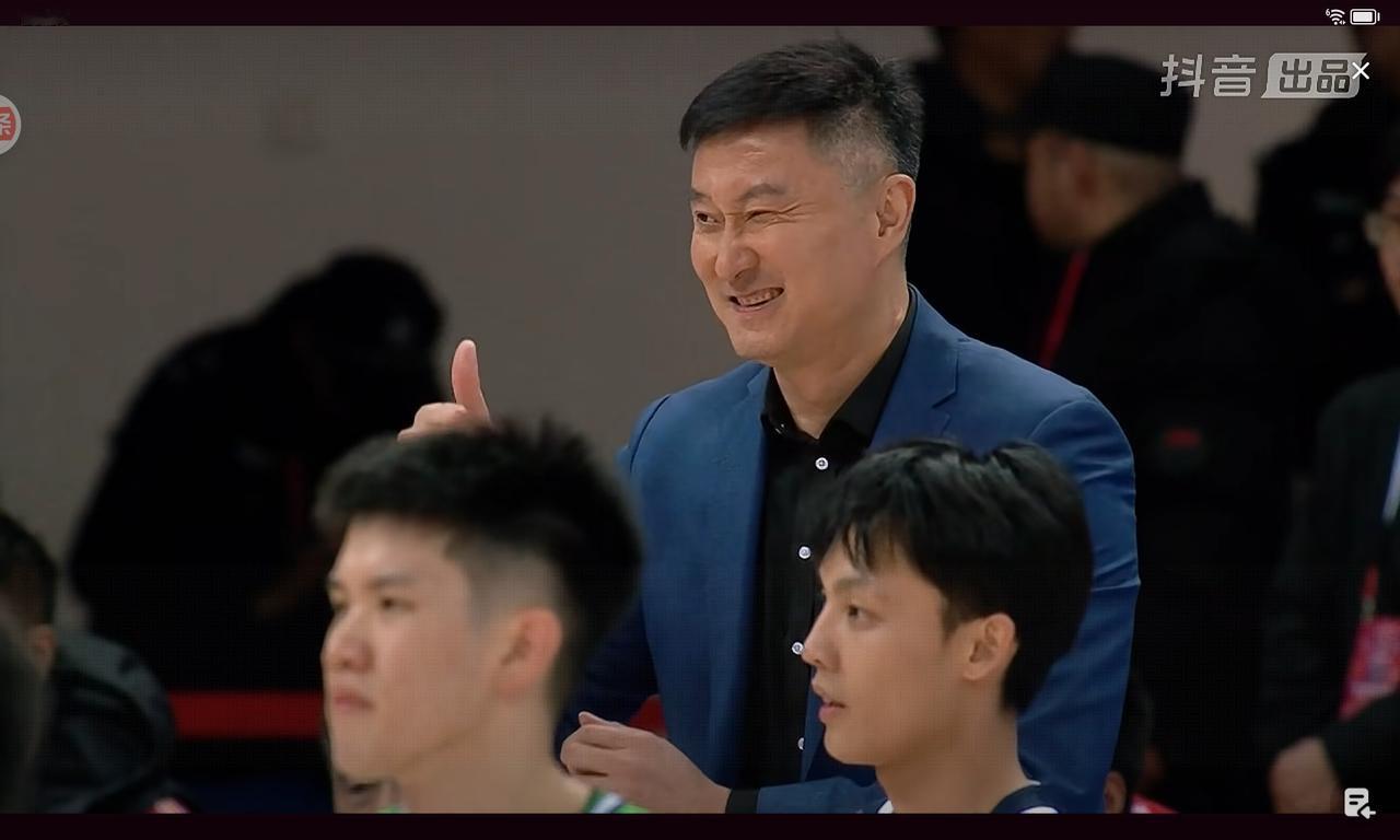 杜锋为球队点赞，天津就靠外援，半节就被打花


广东队打得顺，杜锋多次比划大拇指