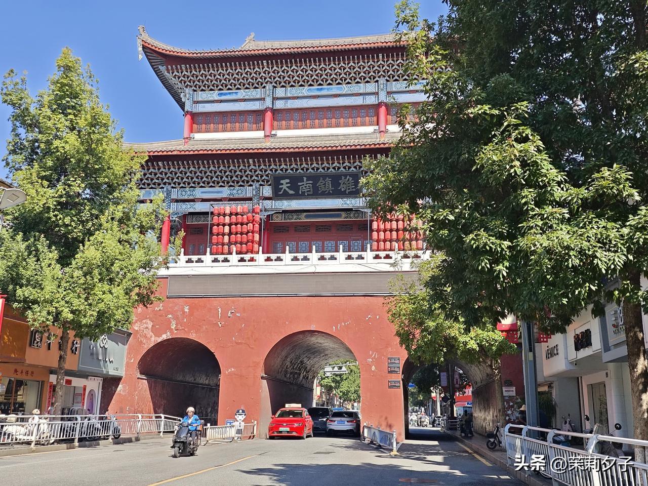 踏足千年建州古城，最不能错过的地标，便是屹立城中心的建瓯鼓楼。双层飞檐凌空舒展，
