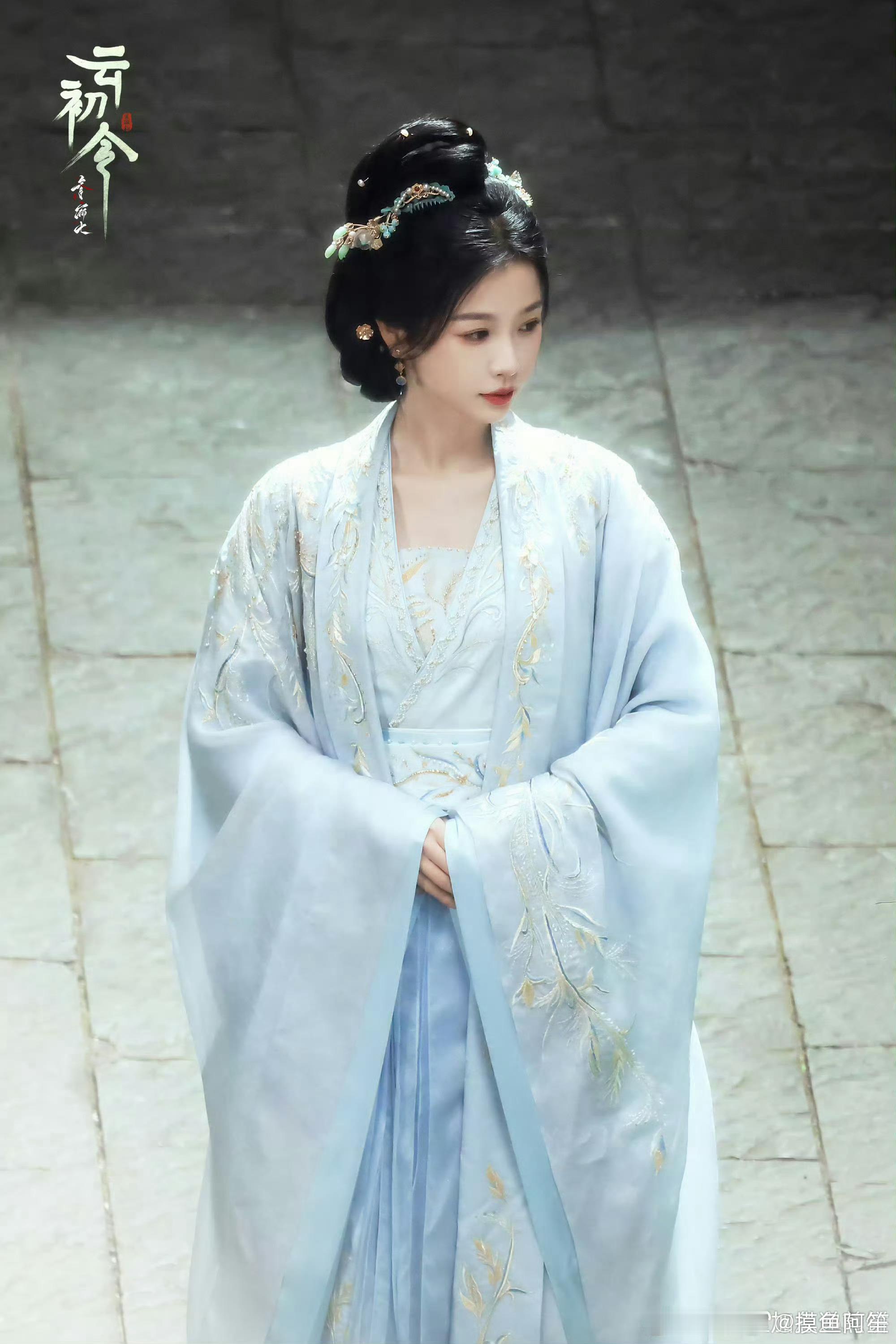 虞书欣也迎来了适合她的头包脸造型 