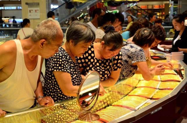 近期不少消费者发现，一边是街头金店接连倒闭，黄金销售市场显得冷冷清清，另一边大家