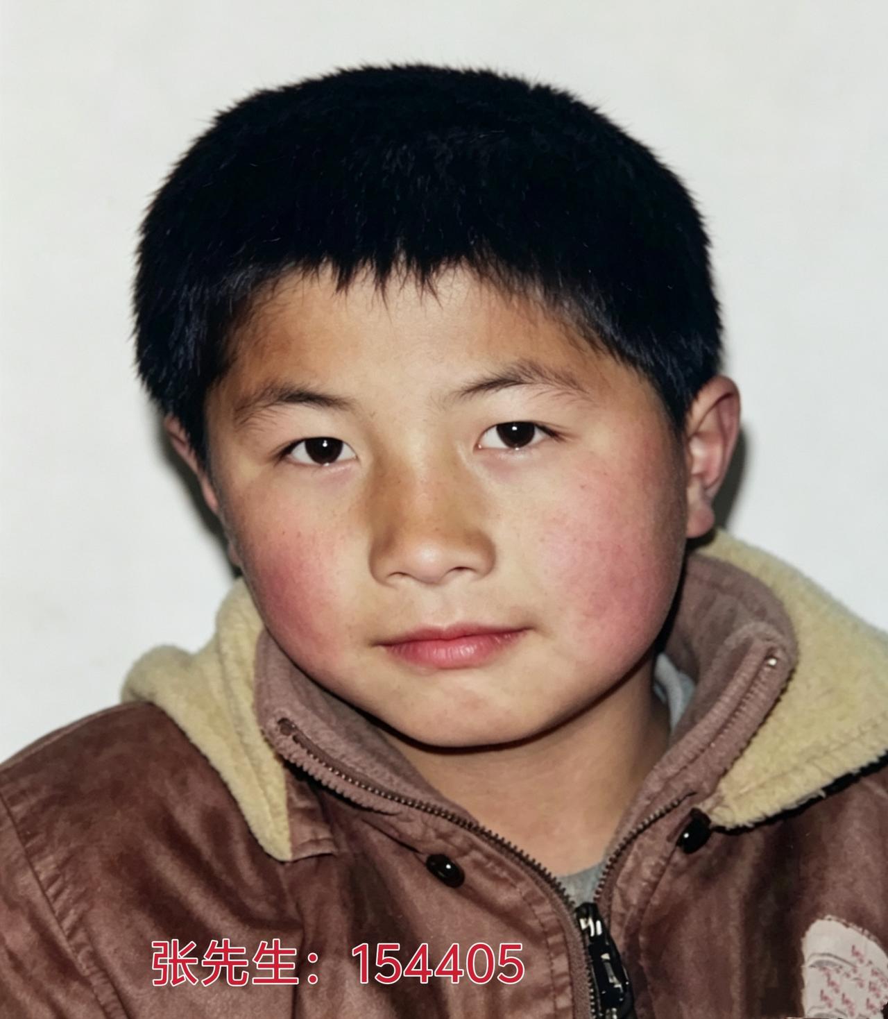 我（指寻亲人），男，B型血，一个发旋，高鼻梁，厚嘴唇，左胸前有个胎记，脖子中间有