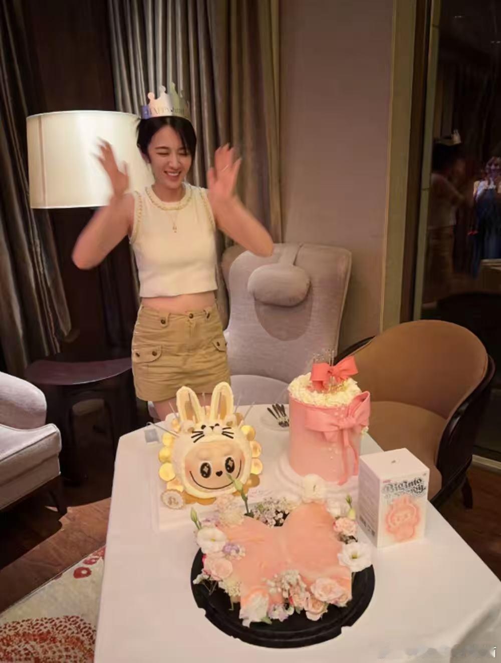 王晓晨晒照庆祝37岁生日王晓晨晒照庆祝37岁生日， 生日快乐，吹蜡烛好可爱王晓晨