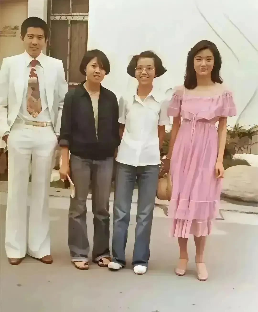 抱歉！！四位明星，只认得最左边的和最右边的，中间两位没见过也不认得……