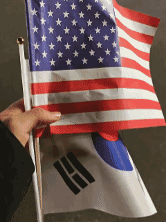 寄人篱下也只能玩这种小把戏了，韩国欢迎特朗普访问，给民众发的国旗有区别，韩国的旗