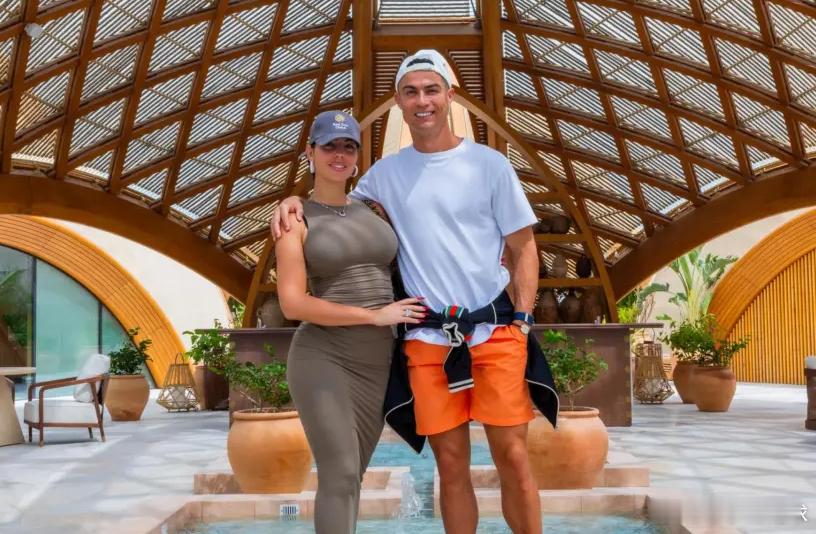 据《马卡报》报道，葡萄牙足球巨星C罗与女友乔治娜近日正式在沙特红海沿岸的顶级度假