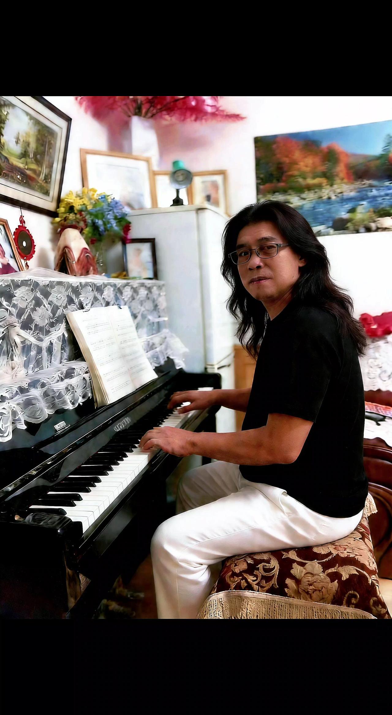 🎹指尖在黑白键上跳舞，音符是藏在时光里的诗。岁月在琴声中慢下来，原来热爱会发光