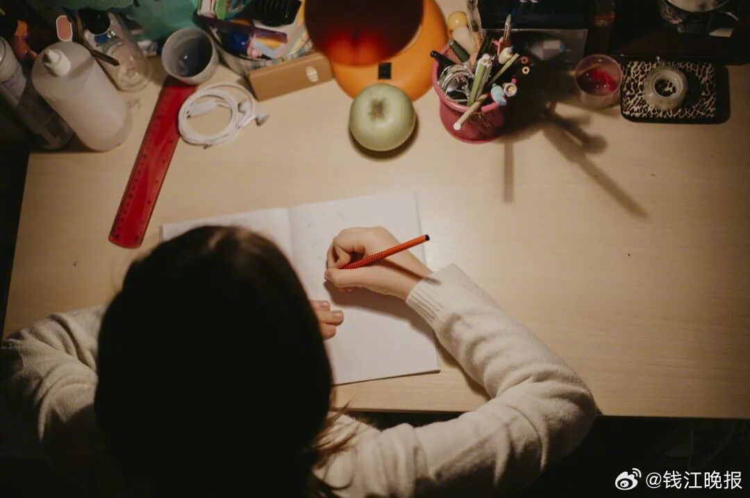 #初三女生夜夜熬到12点称不敢睡# 【“妈妈，我不敢睡！”初三女生夜夜熬到12点