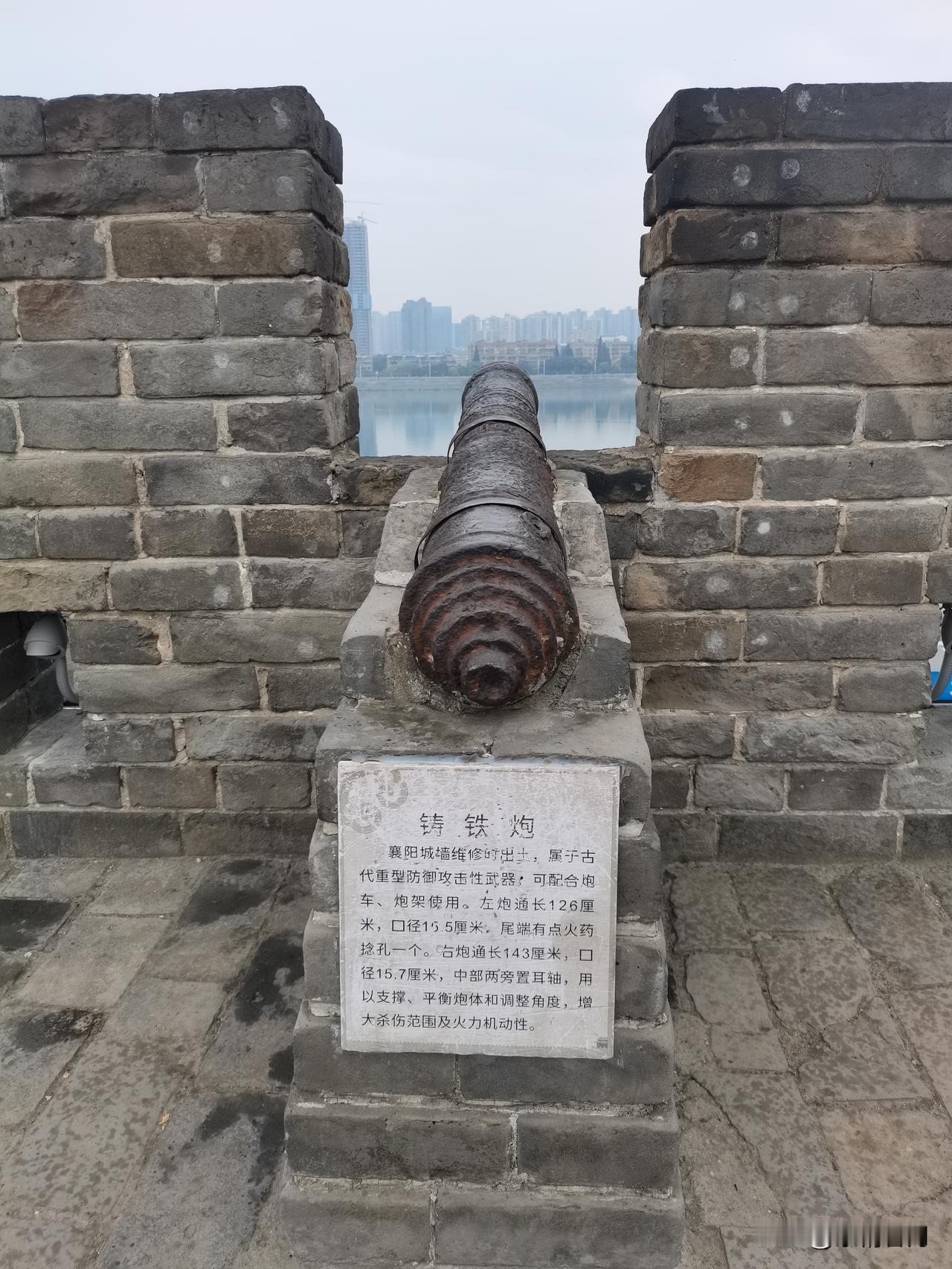 襄阳古城是金庸笔下“铁打的襄阳”，也是有着2800年建城史的千年古城，这里的城墙