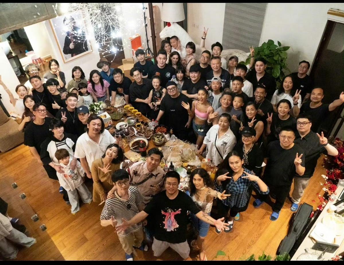 刘欢在家里宴请年轻音乐人，很多都是中国好歌曲和中国好声音的歌手，桃李满天下在这张