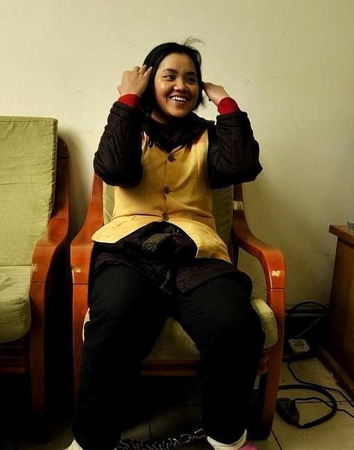 2011年，云南的“土皇后”杨菊芬即将被执行死刑前留影，戴着脚镣，穿着囚服，却仍