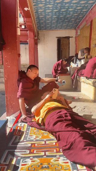 手拿苹果机。
佛祖心中留？
现在的喇嘛可真有钱💰