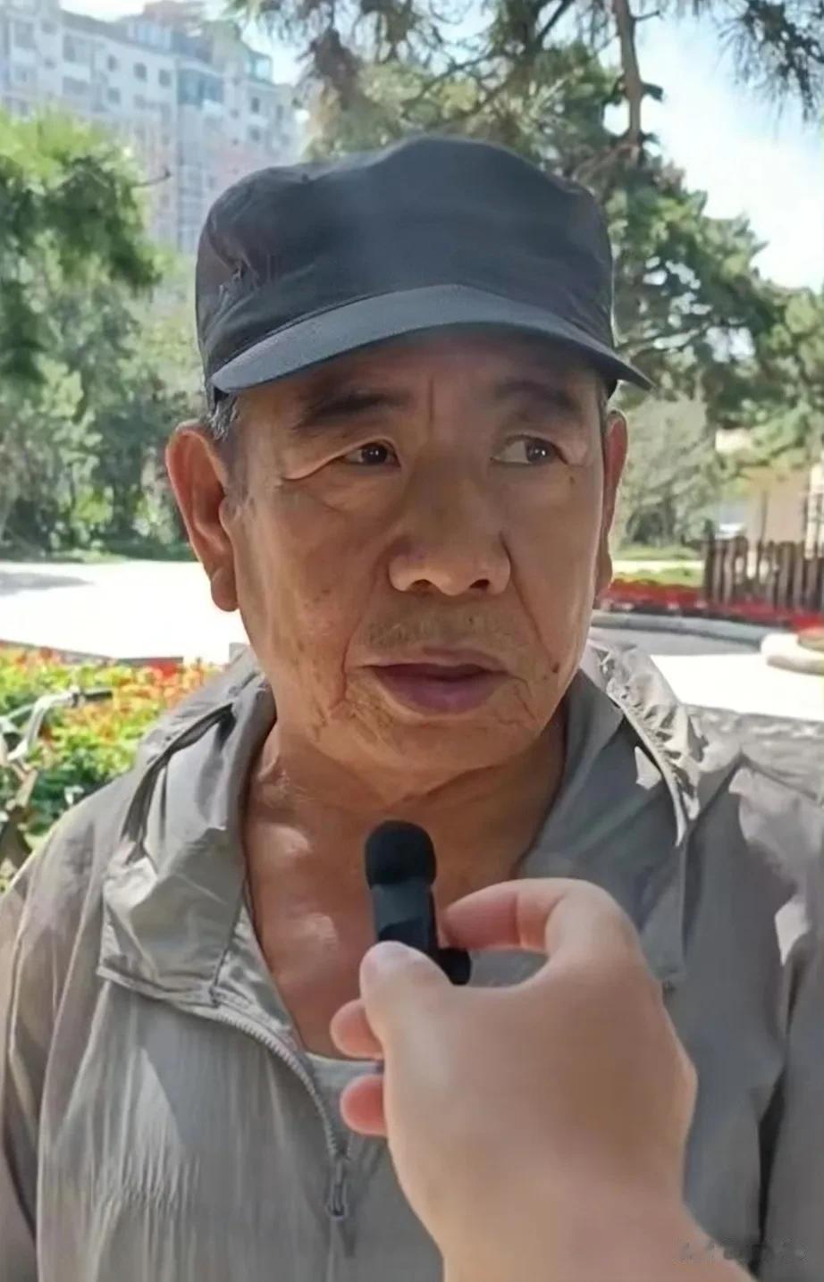这位大爷活得有多通透？街头采访三言两语，赢得全网怒赞！

记者做街头随机采访，拉