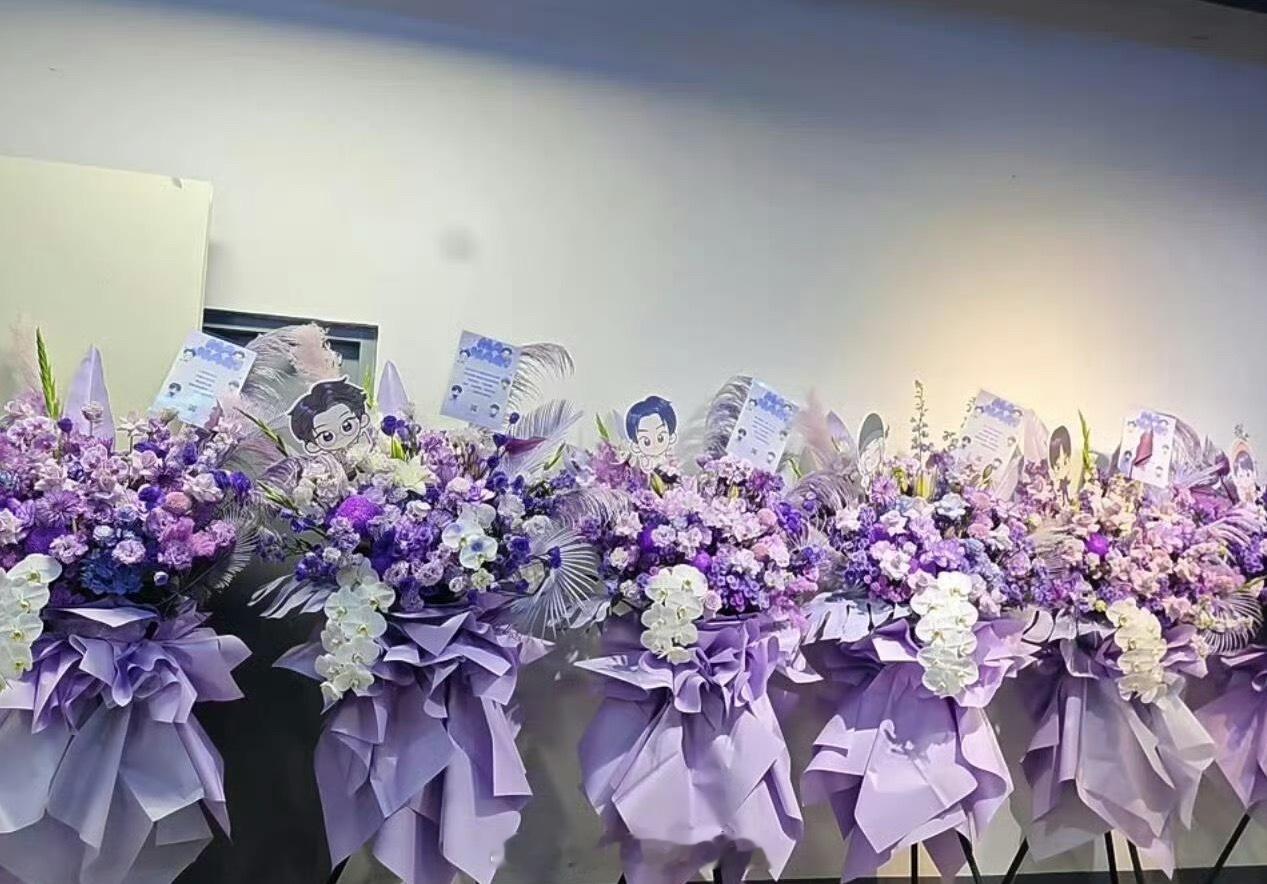 马嘉祺宋亚轩毕业大戏彩排马嘉祺、宋亚轩粉丝送的花墙都好好看[憧憬] ​​​