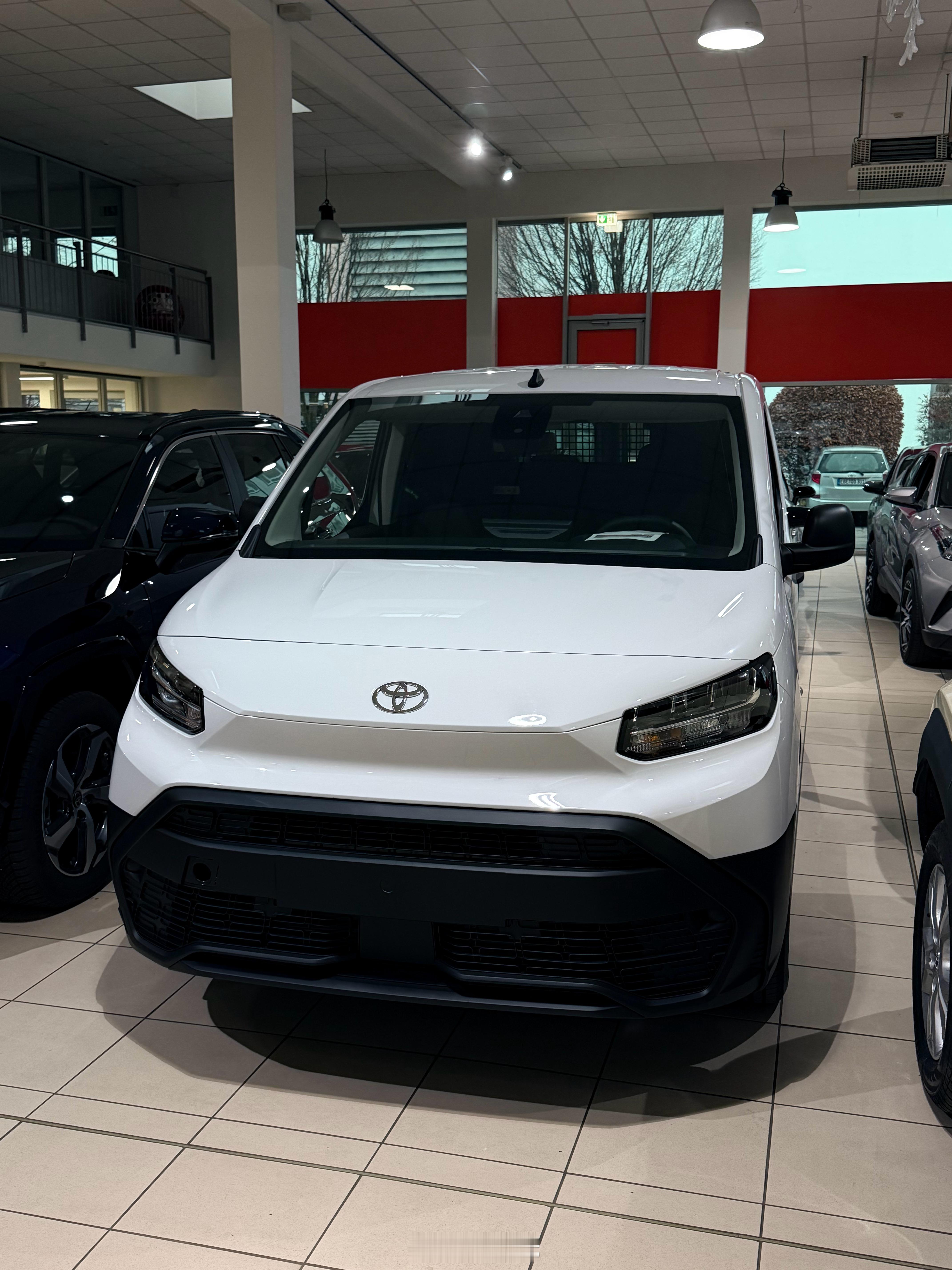 懂得朋友求指教，丰田这个箱货是个什么来头！？德国丰田店看到的。 德国·慕尼黑