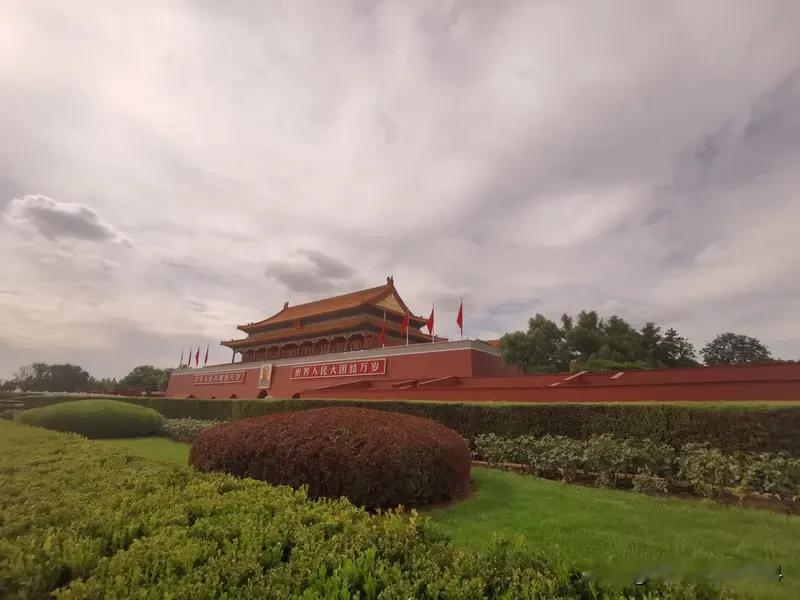 米莱为何急着访华 米莱急着访华，这转变真够大的。他原本是极右翼政客，竞选时把美国