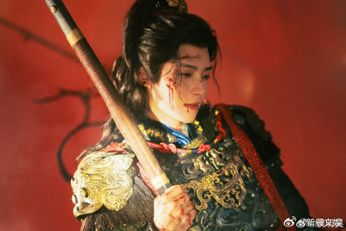 侯明昊马上戏帅到失语 驰骋马背尽显少年意气，姿态优雅又充满力量感。精彩的马上戏份