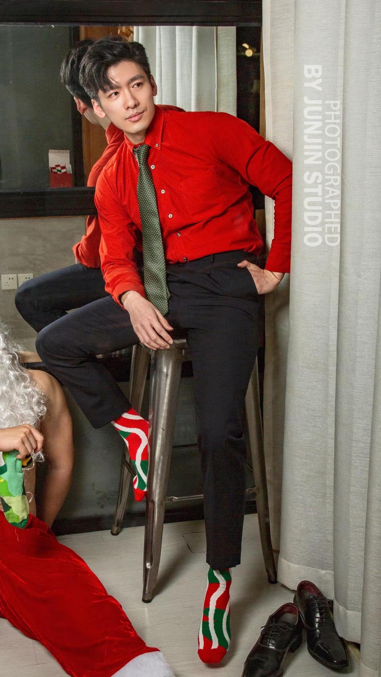 从头到脚从里到外都很有圣诞氛围 这套圣诞穿搭还可以吗？圣诞快乐哦友友们！正装 正