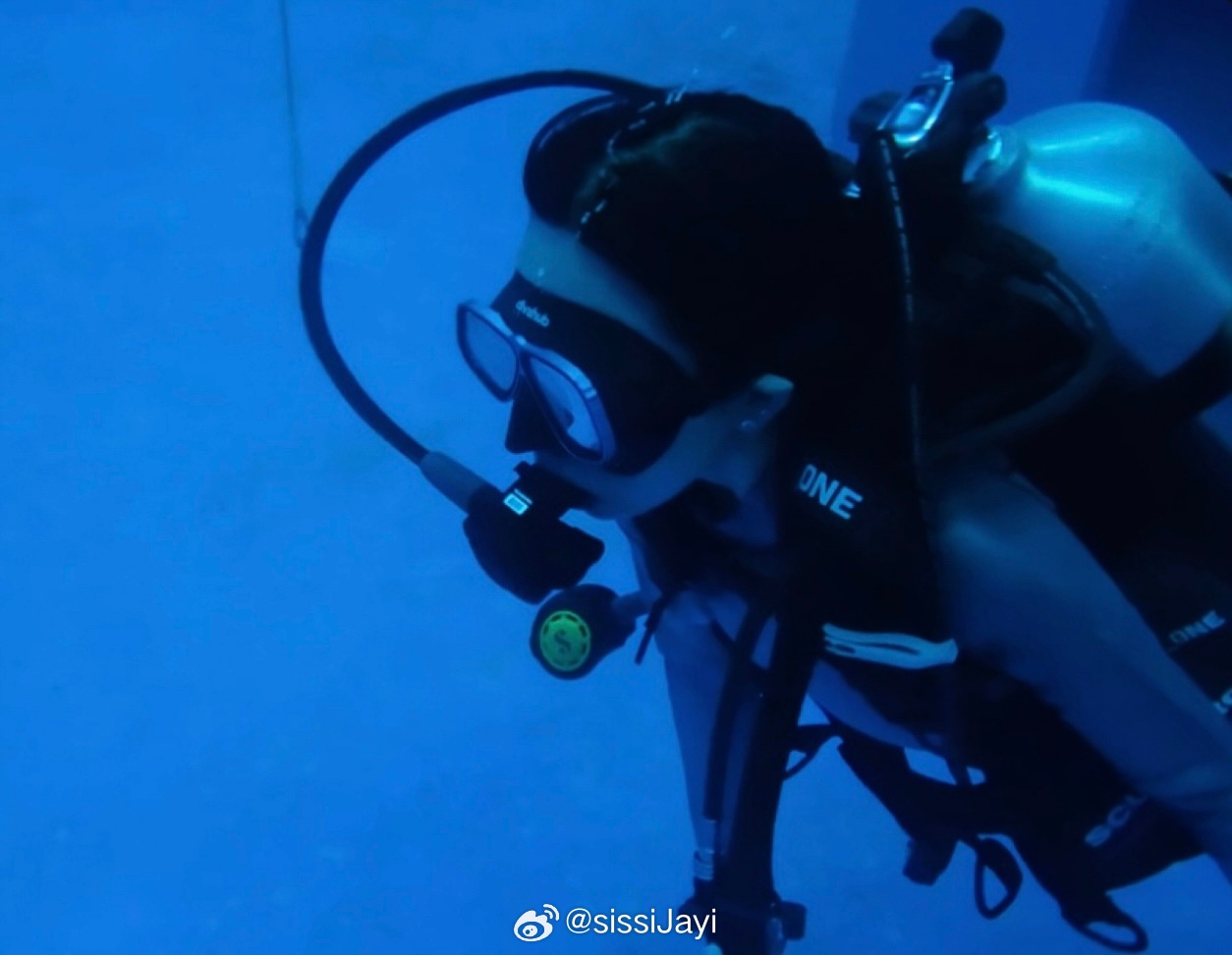 克服恐惧的办法就是面对恐惧其实之前是很想去潜水的 但是有一天晚上做梦梦到我去潜水