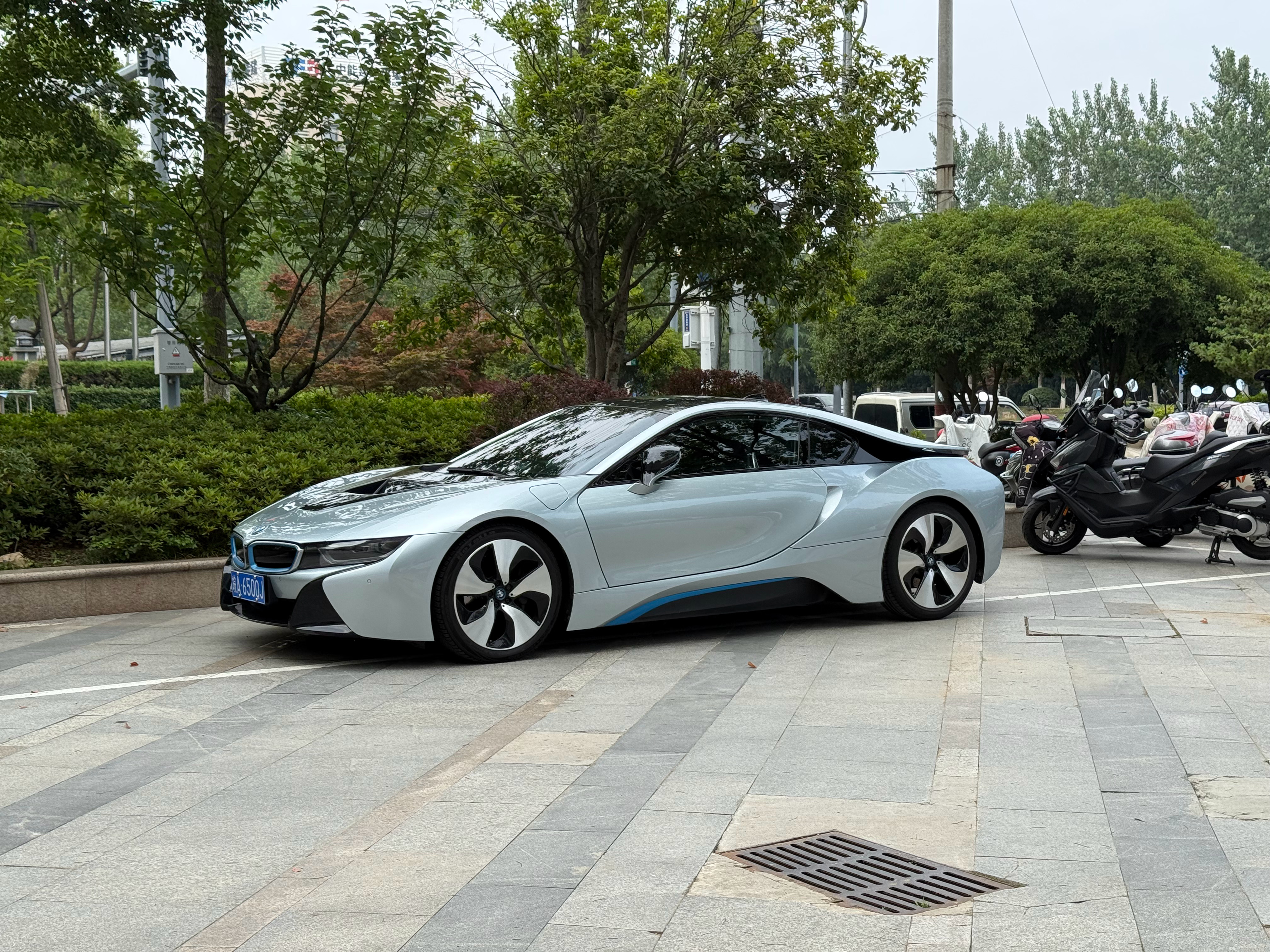 出门遇到BMW i8，这真的是一代经典啊，11年前宝马就能造出来这么先进的车了。