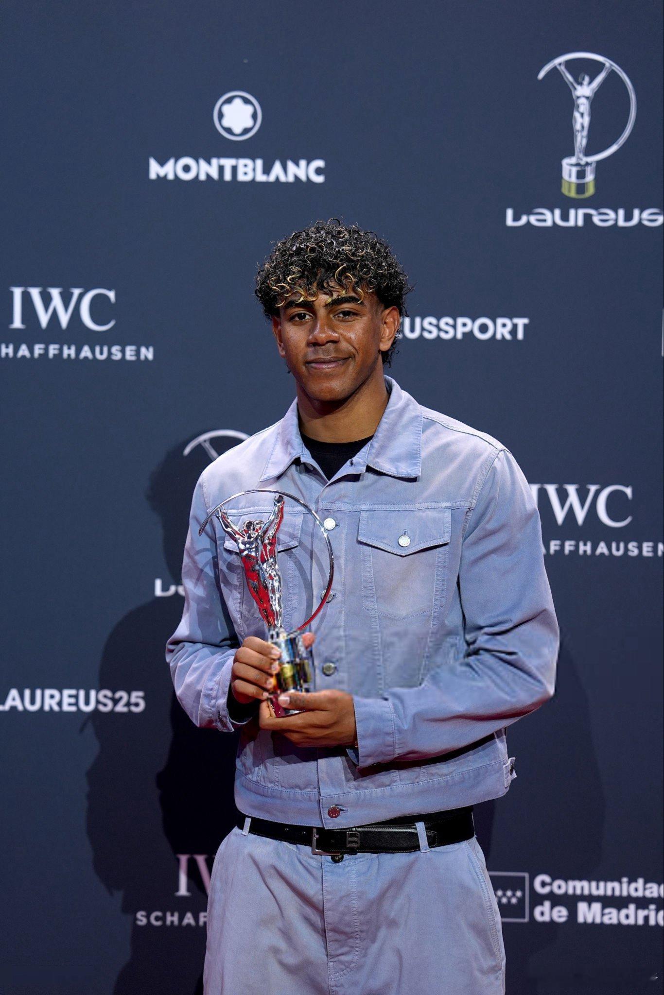 亚马尔夺劳伦斯奖后，私人飞机上吃麦当劳庆祝在劳伦斯颁奖礼上捧起最佳青年运动员奖杯