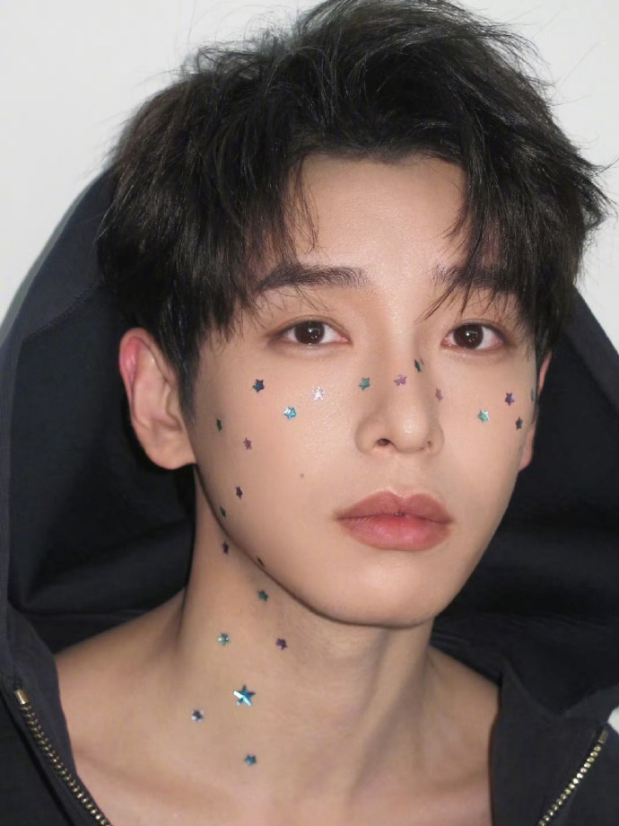 彭昱畅星星贴纸妆也太惊艳了✨冷脸配灵动星光，直接帅出了新高度！疏离感和少年感完美