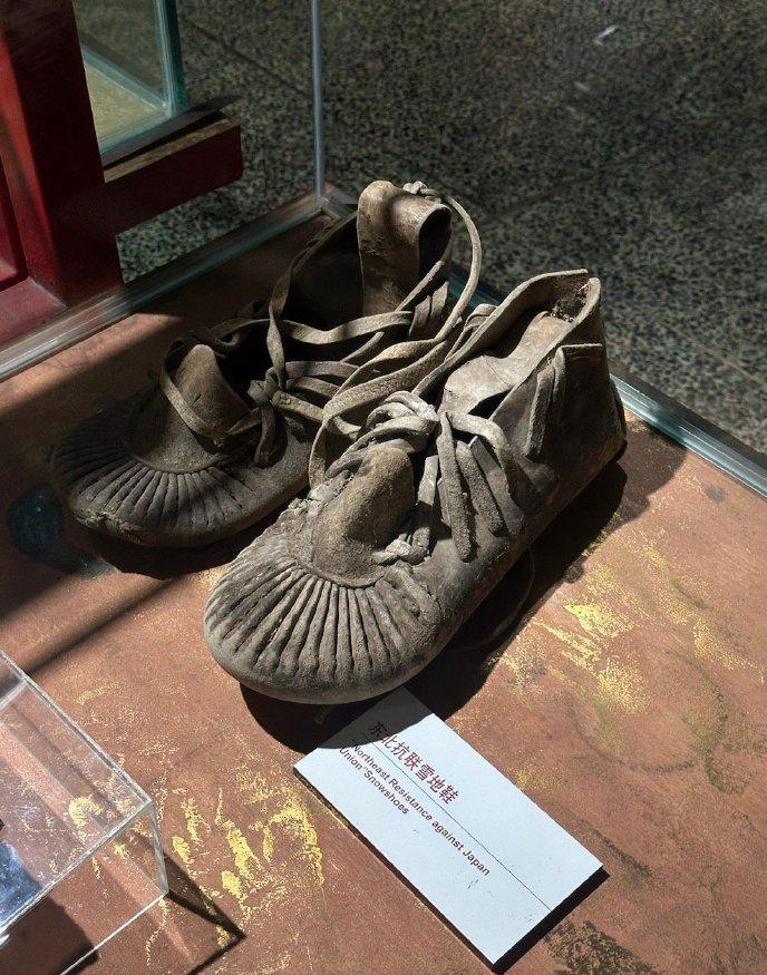 1949年11月，四野四十七军入川追宋希濂。蜀道湿滑、阴雨不停，战士布鞋磨穿，脚