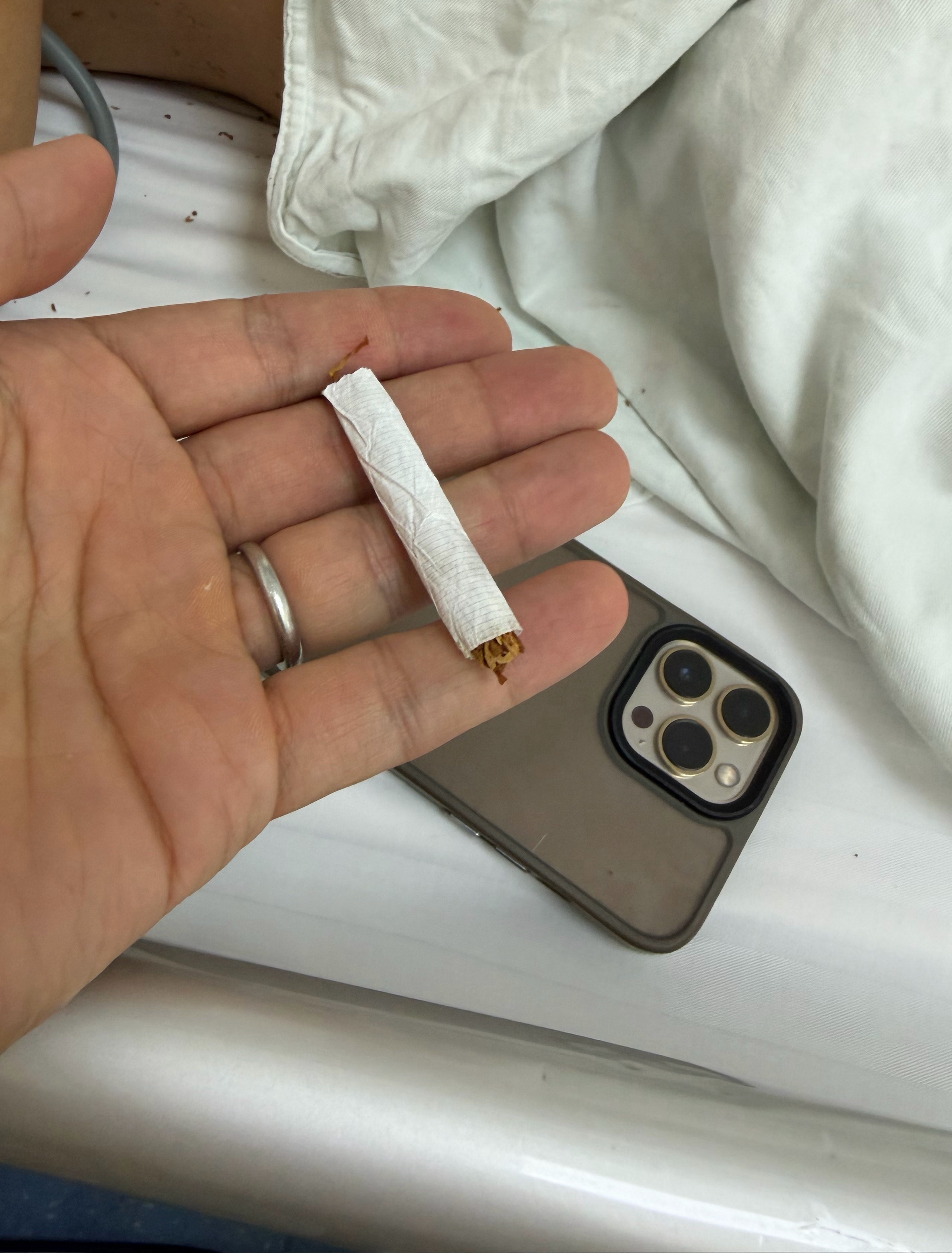 难为烟鬼老爷子了想抽烟还不能抽，只能拿出来闻闻味儿