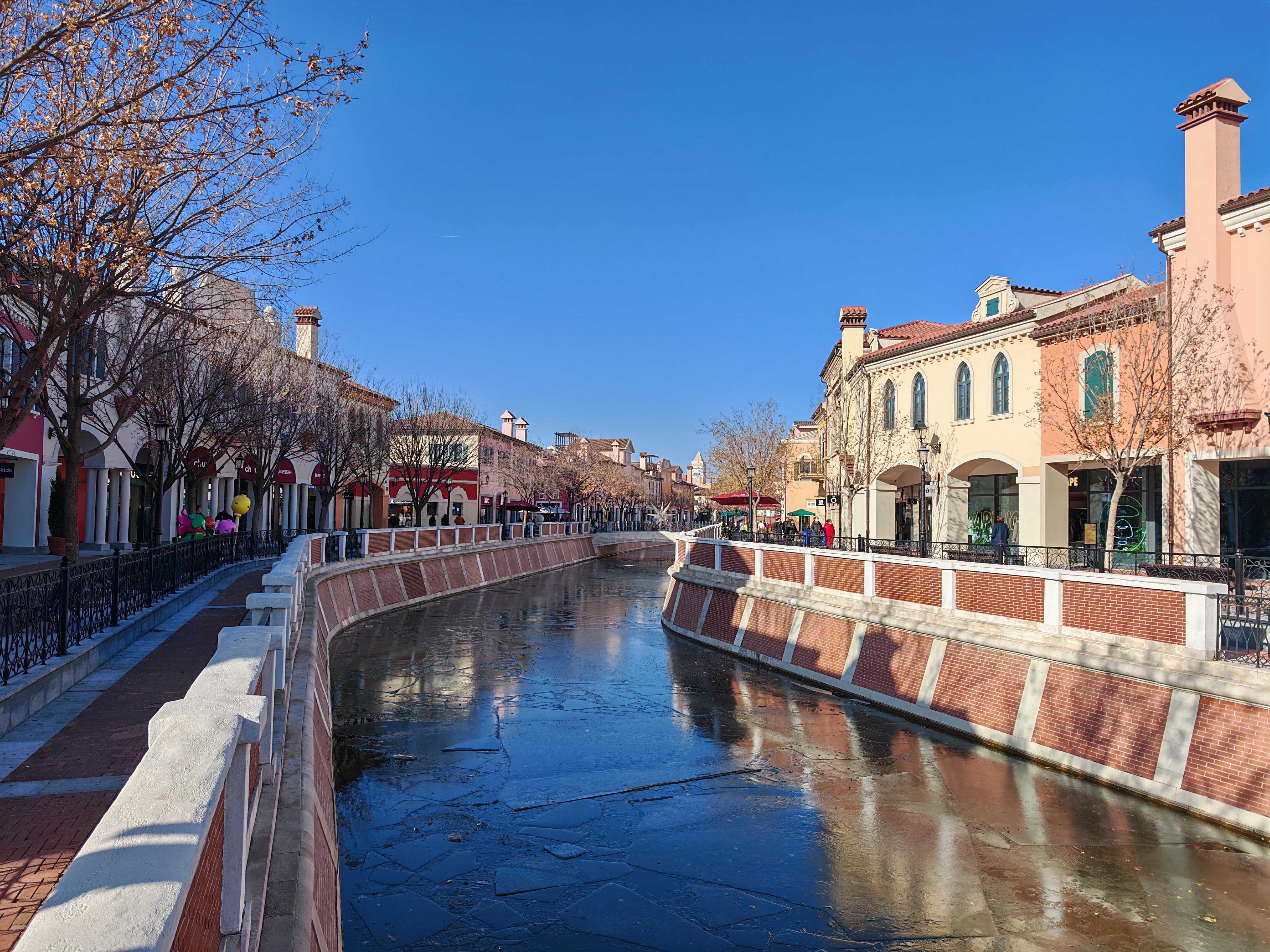 大雪今天虽然是大雪节气，不过外面天气还不错，来佛罗伦萨小镇溜溜吧，发现河里都已经