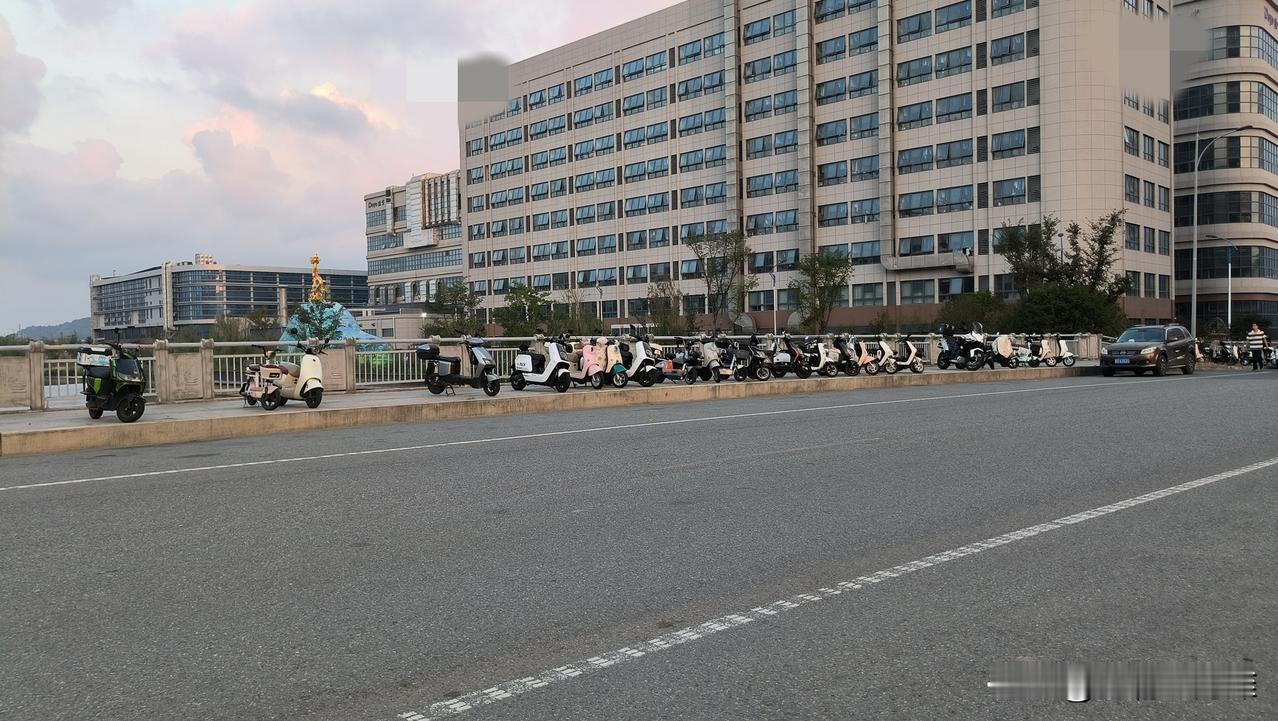 这是什么神仙公司啊？也太不人性化了，这么大的公司，居然连电瓶车停放处都没有吗？