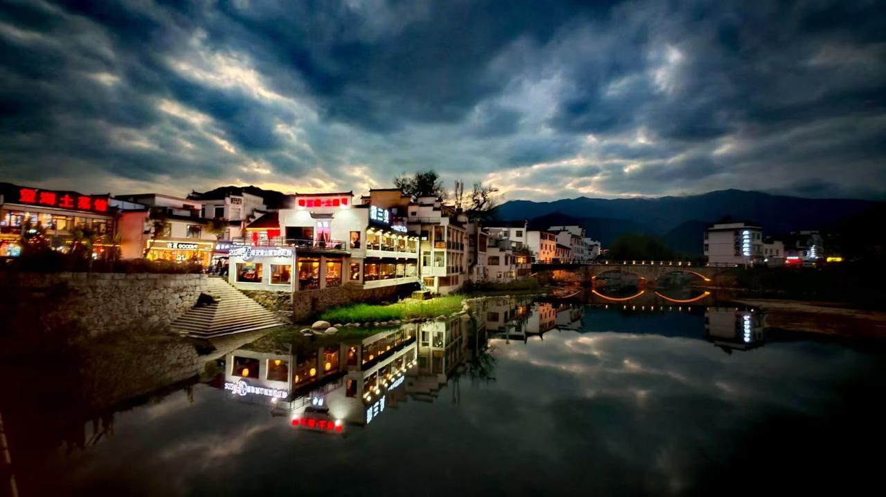 分享漂亮的风景照水墨徽州夜，灯火映清溪，一山一水一人家，皆是温柔岁月。