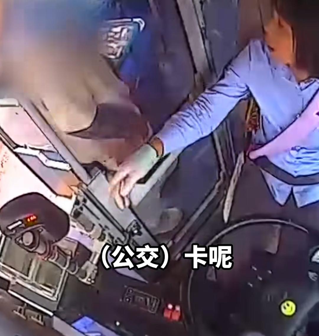 暖心公交司机细心留意，接力护送走失孩童归家。青岛1068路公交司机董丽丽在日常跑