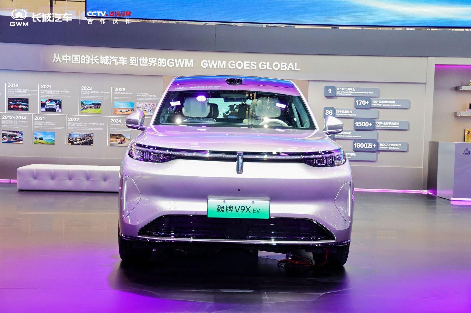 大V8，还是中后置布局，放以前，我都不敢相信这是我们中国车所能达到的技术高度。这