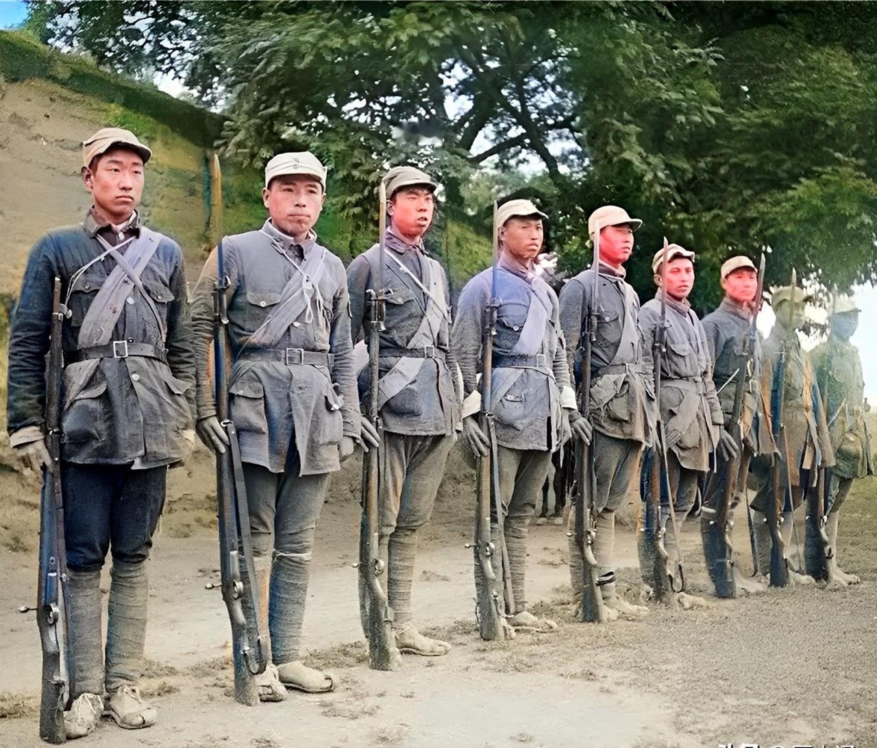 1944年，九名八路军战士排好队等待领导讲话。

照片里的他们站得笔直，灰蓝色的