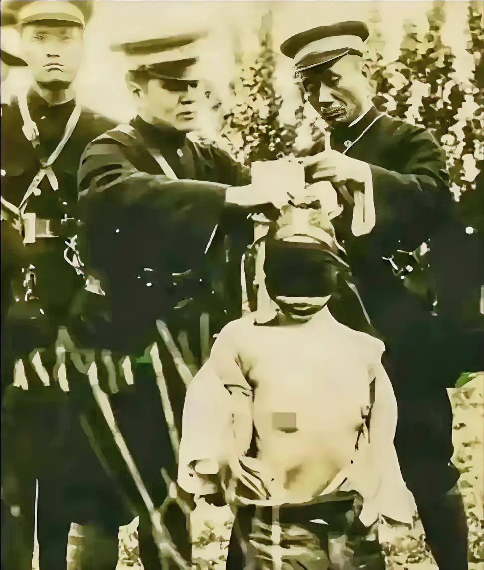 1928年，贺龙的亲妹妹被敌人押赴刑场。敌人将她的衣服扒光，把她的四肢分开绑在两