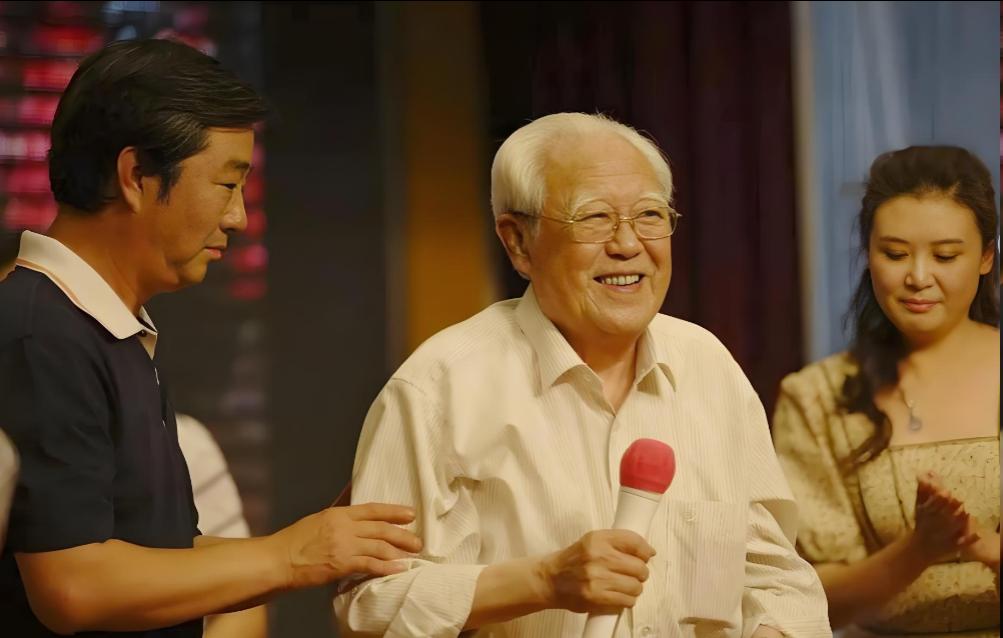 相声老粉才懂的名场面！1982天津家宴，一句玩笑救了全场尴尬‌。
那是1982年