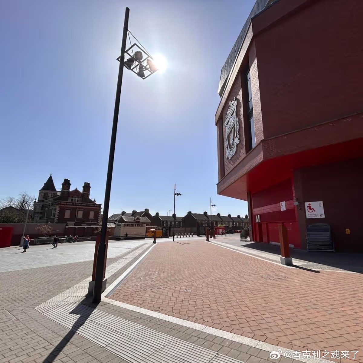 利物浦因寻求对安菲尔德路的一段实施永久性车辆禁令而招致批评，该路段在球场建设期间