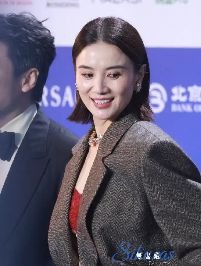 宋佳剪了短发穿灰色西装走红毯，4月16日北京电影节刮大风下大雨，别的女星冻得哆嗦