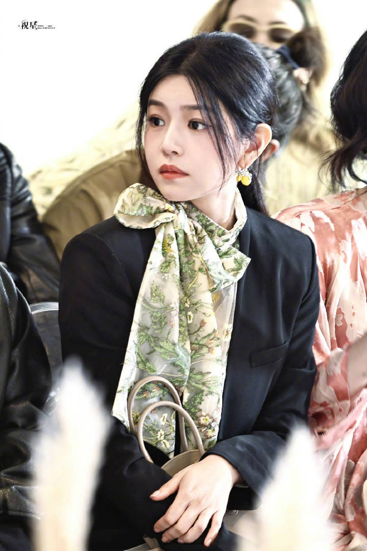 陈妍希陈小纭米兰闺蜜局 狙击蝴蝶闺蜜组米兰时装周同场看秀，姐姐们状态太好啦合照氛