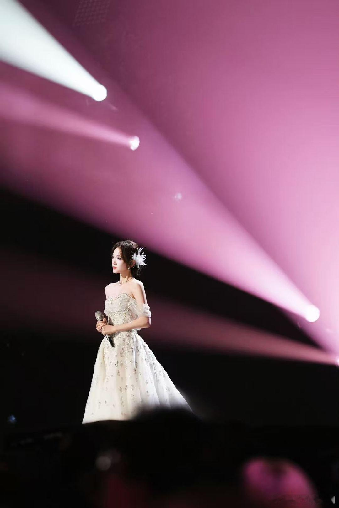 唐艺昕真的cos了艾莎乘风2026冰雪氛围感拉满，cos艾莎的唐艺昕，就是现实版